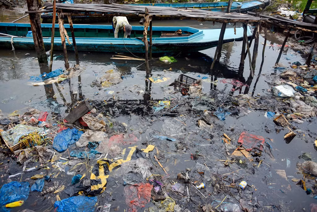 Tác phẩm Bến thuyền sông Đốc, Cà Mau. Cuộc triển lãm do Chương trình Phát triển Liên Hợp Quốc (UNDP) phối hợp với Đại sứ Đại dương xanh tổ chức. Nhân dịp này, nhiếp ảnh gia Nguyễn Việt Hùng (với nghệ danh là Lekima Hùng) đã tổng kết lại toàn bộ tác phẩm trong hành trình chụp ảnh về rác thải nhựa của mình khắp bờ biển Việt Nam từ năm 2018 đến nay.