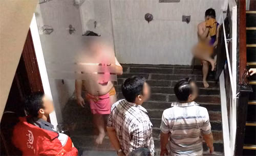 Tại các phòng khác trong spa, nhiều người đàn ông tìm cách trốn tránh vào khu vực tối nhưng đã bị giữ lại để làm việc. Bước đầu, các đối tượng khai nhận mua vé vào spa là 450 ngàn đồng để sử dụng dịch vụ như: xông hơi, tắm bồn và được các nhân viên nam tại đây bấm huyệt, massage. Qua làm việc, cả 2 thanh niên bị bắt khi đang “mây mưa” khai nhận, cả 2 tự thoả thuận vui vẻ với giá là 2 triệu đồng.