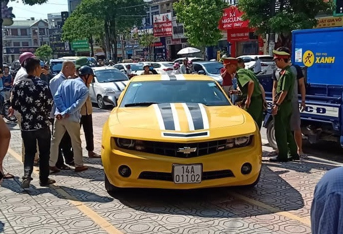 CSGT cam sung AK dap vo kinh sieu xe: Nguoi chong doi cong an la ai?