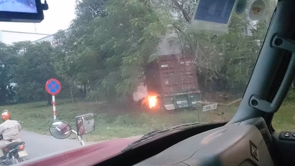 Hai xe dau keo va cham tren QL5, lai xe chet chay trong cabin