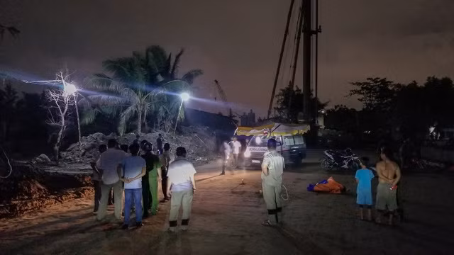 Xe tai keo dut day dien, hai hoc sinh tu vong do bi dien giat