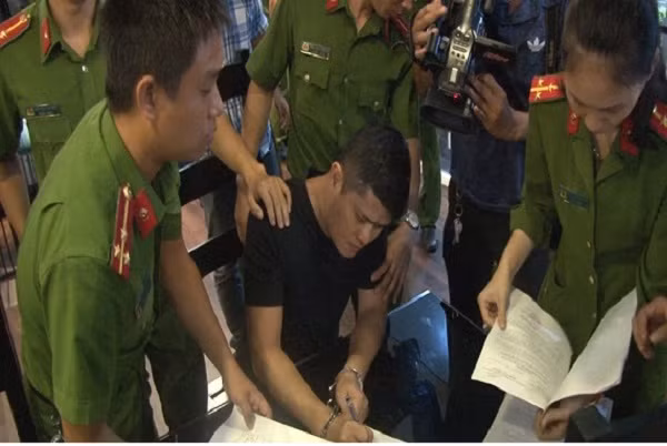 Khoi to toi hiep dam, bac si BV TW Hue doi mat muc an nao?