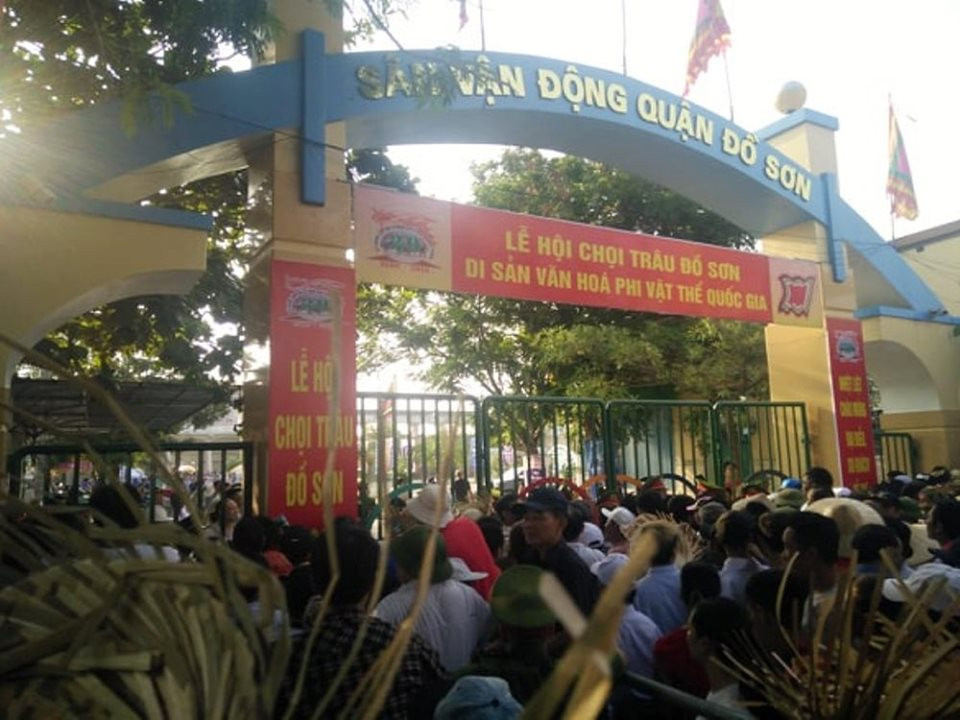 Do quá đông khách đến sân nên ban tổ chức đóng cổng từ rất sớm.