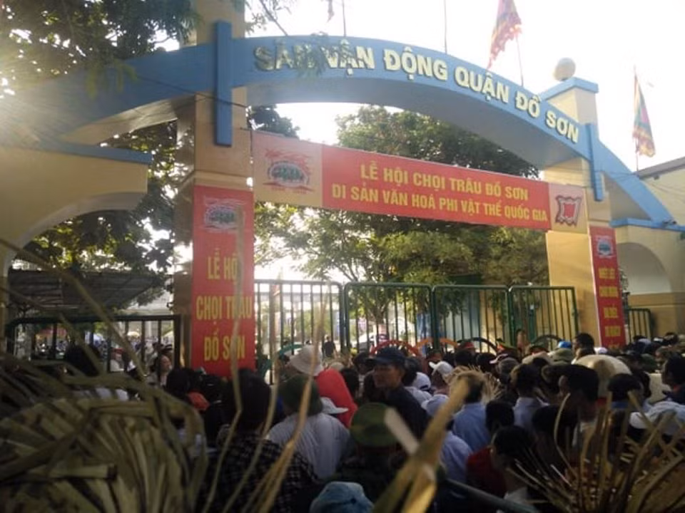 Do quá đông khách đến sân nên ban tổ chức đóng cổng từ rất sớm.