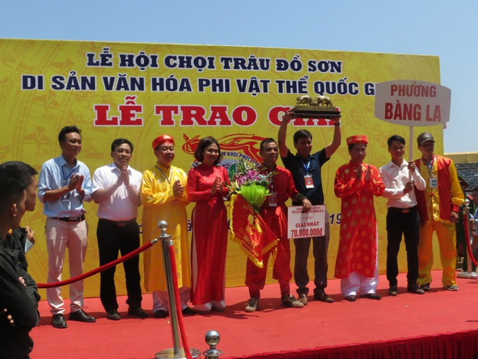 Kết quả cuối cùng, trâu số 7 của ông Bùi Xuân Khánh ở phường Bàng La đã giành chức vô địch sau khi chiến thắng trâu số 02 của ông Nguyễn Văn Trọng ở phường Minh Đức ở trận chung kết.