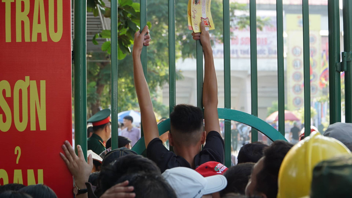 Nhiều du khách không được vào sân theo dõi các kháp đấu kịch tính của lễ hội chọi trâu.