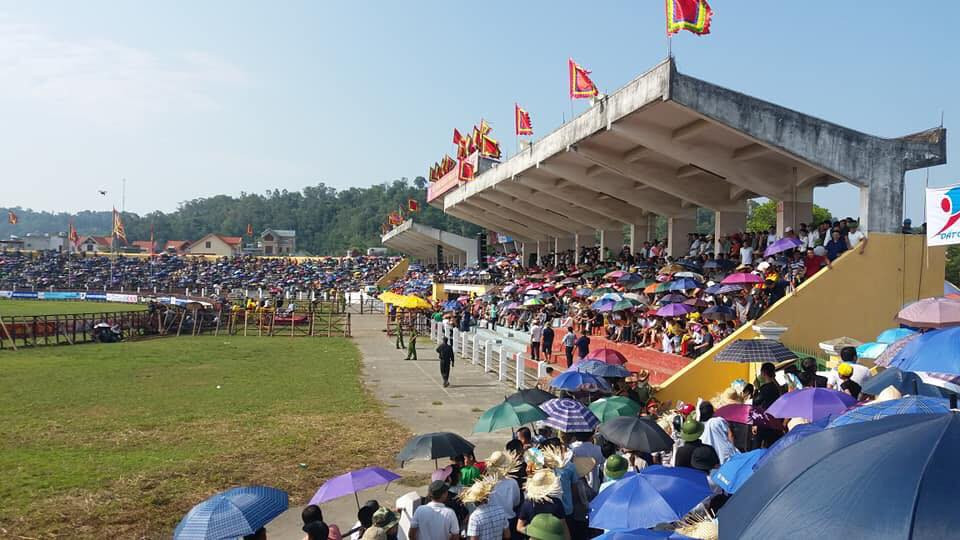 Sân vận động Đồ Sơn chật kín du khách xem chọi trâu.