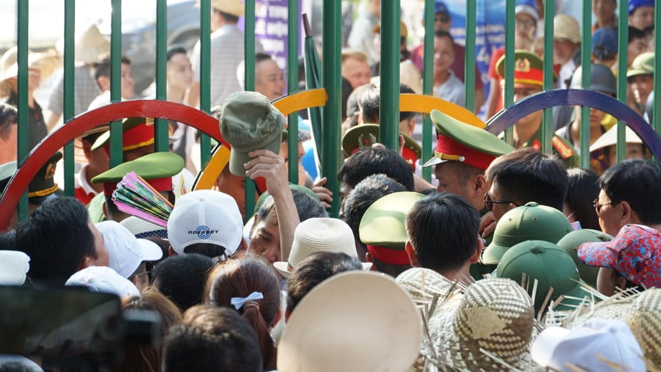 Họ đứng chen chúc tại khu vực cổng ra vào.