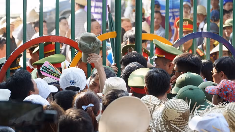 Họ đứng chen chúc tại khu vực cổng ra vào.