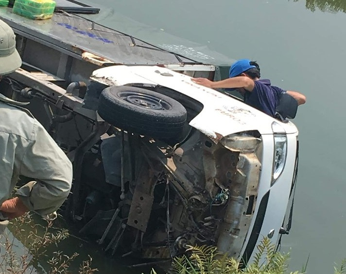 Chiếc xe tải lao xuống kênh sau khi gây tai nạn hàng loạt.