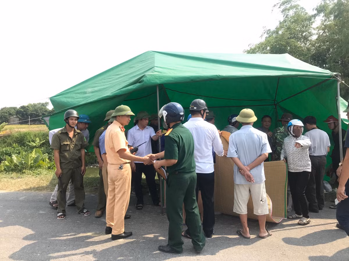 Xe cho com mat lai dam hang loat nguoi di duong, 2 hoc sinh tu vong