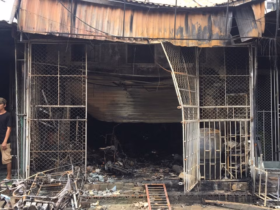 Hai Duong: Nha dan chay lon, hai me con tu vong