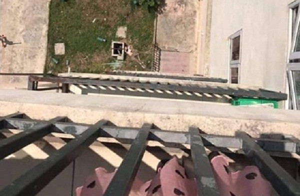 Nghe tin con duoi nuoc tu vong, me nhay lau tu tu