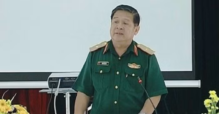 8. Tại kỳ họp thứ 30 của Ủy ban kiểm tra TƯ từ ngày 17 đến 19/10/2018, UBKT Trung ương quyết định thi hành kỷ luật bằng hình thức khiển trách đối với Thiếu tướng Phan Tấn Tài, do trong thời gian giữ cương vị Ủy viên Ban Thường vụ Đảng ủy, Phó Tư lệnh Quân khu 7 đã ký hợp đồng chuyển nhượng 02 khu đất quốc phòng do Quân khu 7 đang quản lý, sử dụng cho doanh nghiệp khi chưa thực hiện đầy đủ trình tự, thủ tục theo quy định của pháp luật. Trong ảnh: Thiếu tướng Phan Tấn Tài. Nguồn ảnh: Tỉnh ủy Bình Phước.