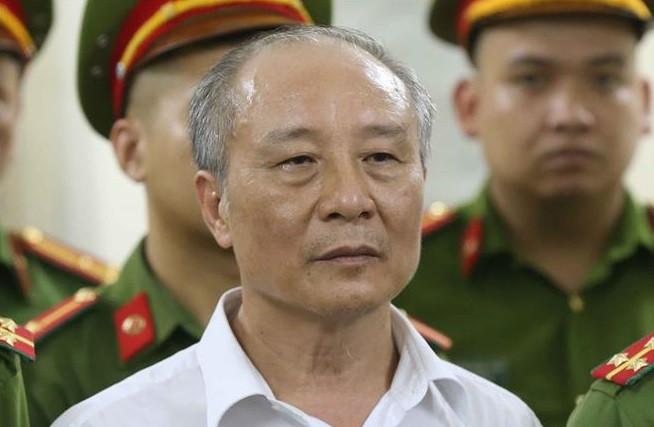  5. Cựu trung tướng Phan Hữu Tuấn, cựu phó tổng cục trưởng Tổng cục V cũng bị TAND Cấp cao tại Hà Nội tuyên án bốn năm tù giam do có những sai phạm liên quan vụ án Phan Văn Anh Vũ (Vũ “nhôm”) thâu tóm nhiều công sản, đất đắc địa trên địa bàn thành phố Đà Nẵng và Thành phố Hồ Chí Minh.