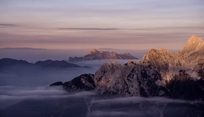 Khi tới địa điểm khám phá, du khách được thông báo ngắn gọn về các hoạt động và nhận điện thoại vệ tinh cùng bản đồ cứng. Họ cũng được trang bị thiết bị theo dõi để nhóm Black Tomato có thể đảm bảo khách hàng an toàn từ xa. Ảnh: Mojstrovka, Slovenia.