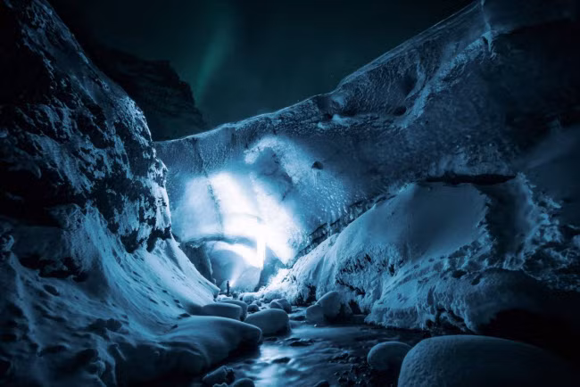 Nếu cần, công ty sẽ tổ chức các khóa huấn luyện cá nhân và dãy kỹ năng sống sót để chuẩn bị cho du khách trước hành trình khám phá. Ảnh: Hang băng Gigjökull, Iceland. 