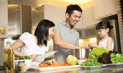 "Do nguoi” khi chieu nao cung thay canh chong con vui dua ben osin