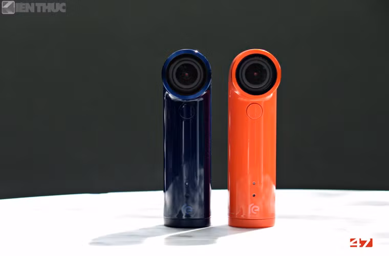 RE Camera có thiết kế tối giản, dạng thanh tròn trông như một ống ngắm.