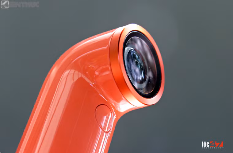 RE có pin 820 mAh và lắp sẵn thẻ nhớ 8 GB (hỗ trợ thẻ lên đến 128 GB), thiết bị có thể quay liên tục trong 100 phút hoặc chụp 1.200 ảnh tĩnh.