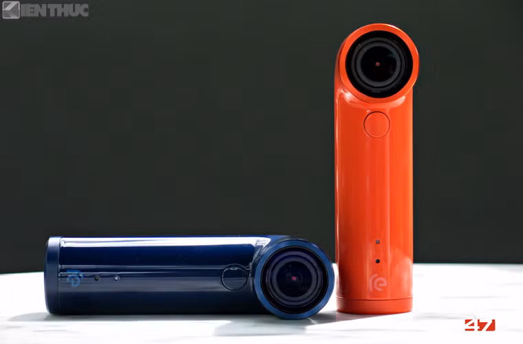 Máy trang bị cảm biến ảnh CMOS kích thước 1/2,3 inch độ phân giải 16 megapixel được đặt trong ống kính góc rộng 146 độ.