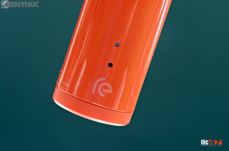 Thiết bị có lớp nhựa bóng, dễ dính vân tay và có thể là cả dễ xước nhưng khá đẹp. Điểm đăc biệt là RE có thể ngâm dưới nước 1m trong vòng 30 phút nhờ hỗ trợ chuẩn IP67.