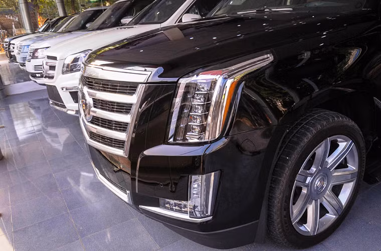 Thiết kế Escalade sang trọng với những đường nét dứt khoát, to lớn, không nhiều chi tiết rườm rà, vừa lịch sự, vừa mạnh mẽ. Nội thất cao cấp với ghế bọc da, khảm gỗ, ghế trước có sưởi, bảng điều khiển kỹ thuật số, hệ thống thông tin giải trí CUE và hệ thống âm thanh Bose.