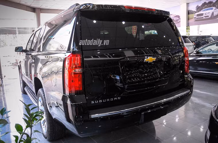 Chevrolet Suburban 2015 sử dụng động cơ EcoTec3 V8 dung tích 5.3L sản sinh 355 mã lực, mô-men xoắn cực đại 383 Nm, hệ thống truyền động 2 bánh, hộp số 6 cấp và dung tích bình xăng lên đến 117L.