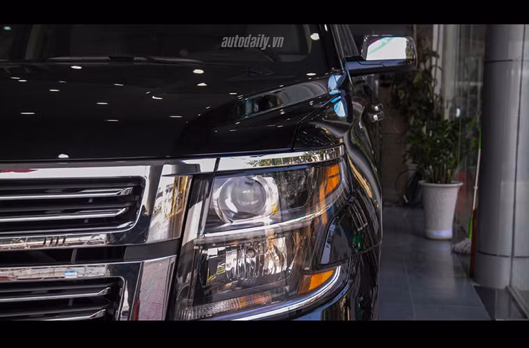 Chevrolet Suburban Z71 2015 cũng được thừa hưởng những công nghệ mới như hệ thống viễn tin OnStar 4G LTE tích hợp Wifi, tính năng sạc điện thoại không dây hoặc mở cửa sau rảnh tay.