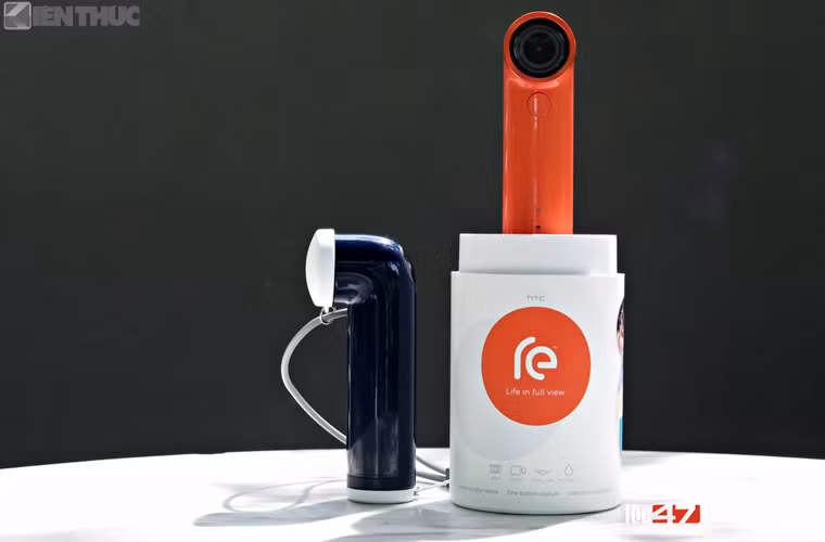 Sản phẩm này đã được bán tại thị trường Mỹ với giá 199 USD và sắp có mặt tại Việt Nam. HTC Việt Nam chưa công bố giá chính thức nhưng theo một số nguồn tin, thì HTC RE sẽ được bán với giá khoảng 4,2 triệu đồng.