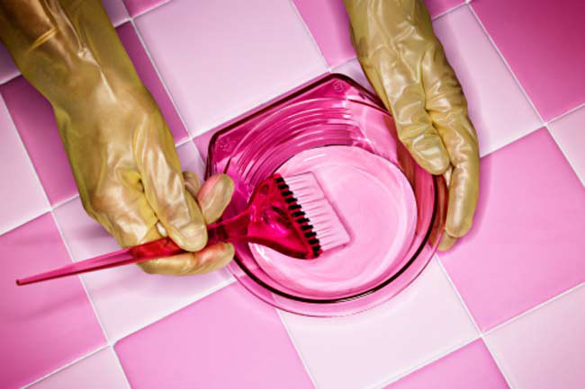 Bảo vệ da khỏi thuốc nhuộm: Đối với những người muốn tự nhuộm tóc tại nhà, sáp vaseline là một chất bảo vệ da tuyệt vời khỏi những vết loang từ thuốc nhuộm. Bạn chỉ cần thoa vaseline theo đường rẽ ngôi trước khi nhuộm tóc, và xả sạch sau khi đã có được màu tóc như ý.