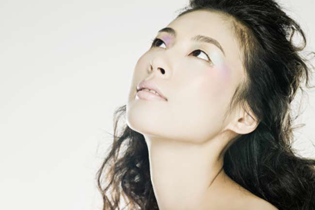 Giúp da bắt sáng: Để có được làn da căng bóng tự nhiên, hãy thoa một lớp mỏng vaseline lên hai gò má.