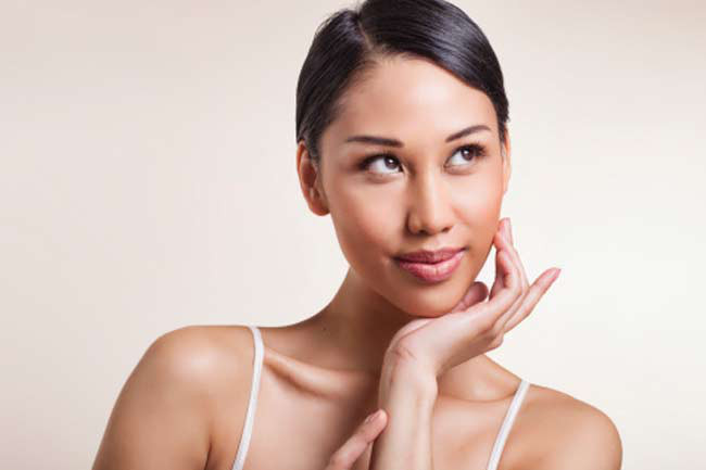 Vaselin làm mềm da: Một trong những công dụng phổ biến nhất của vaseline là giúp da mềm và đàn hồi. Hãy thoa lượng vừa đủ lên vùng da khô trước khi đi ngủ.