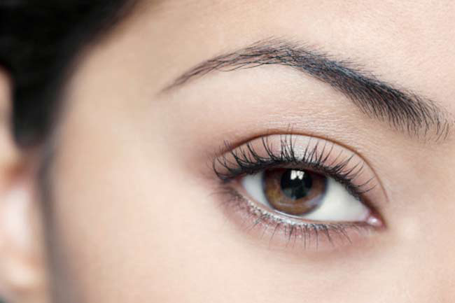 Làm dày lông mi: Sáp dầu vaseline là phương pháp tuyệt vời để bảo vệ lông mi khỏi gãy rụng. Thoa một lượng nhỏ lên mi mắt sẽ giúp lông mi mọc nhanh và dày hơn.