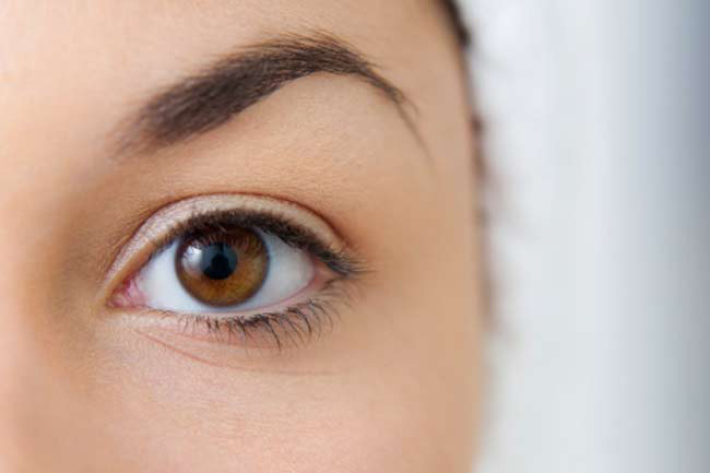 Giúp lông mày sắc sảo hơn: Việc nhổ bớt lông mày mọc thừa chưa bao giờ là dễ chịu. Tuy nhiên, bạn có thể giảm cảm giác đau đớn bằng cách thoa vaseline lên vùng da dưới lông mày trước khi nhổ./.