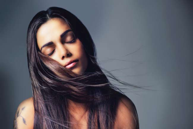 Làm mềm tóc: Phục hồi tóc hư tổn chưa bao giờ dễ dàng đến thế. Bạn chỉ cần thoa một lượng nhỏ sáp dầu lên vùng tóc hư tổn và chà nhẹ.