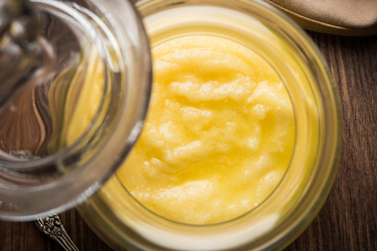 5. Mặt nạ tẩy tế bào chết tự chếMặt nạ tự chế làm từ các thành phần tự nhiên như quả óc chó nghiền nhỏ, quả đào và xoài trộn vào mayonnaise hiện rất được ưa chuộng, nhưng chúng có thể làm hỏng da.