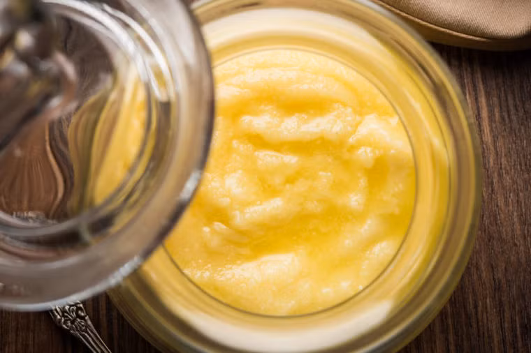 5. Mặt nạ tẩy tế bào chết tự chế Mặt nạ tự chế làm từ các thành phần tự nhiên như quả óc chó nghiền nhỏ, quả đào và xoài trộn vào mayonnaise hiện rất được ưa chuộng, nhưng chúng có thể làm hỏng da.