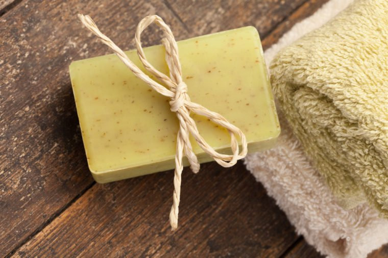 2. Xà bông tắm Do loại bỏ hết các loại dầu tự nhiên trên da, xà bông có thể làm cho da quá khô, thô ráp, ngứa và thậm chí viêm và chàm. Tốt nhất nên sử dụng sữa rửa mặt hoặc chất tẩy rửa dạng lỏng được bổ sung các chất dưỡng ẩm và các thành phần giảm viêm.