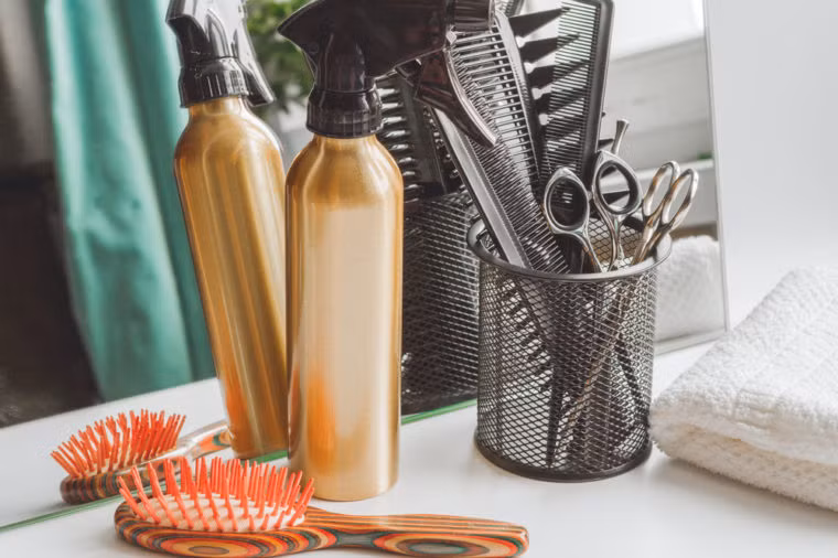 8. Xịt dưỡng tóc hoặc xịt chống mồ hôi Một số người sử dụng keo xịt tóc hoặc thậm chí xịt thuốc chống mồ hôi để trang điểm. Những sản phẩm này có thể không gây kích ứng da đối với một số người, nhưng chúng chứa nhiều cồn, có thể làm khô da và giảm độ ẩm tự nhiên.