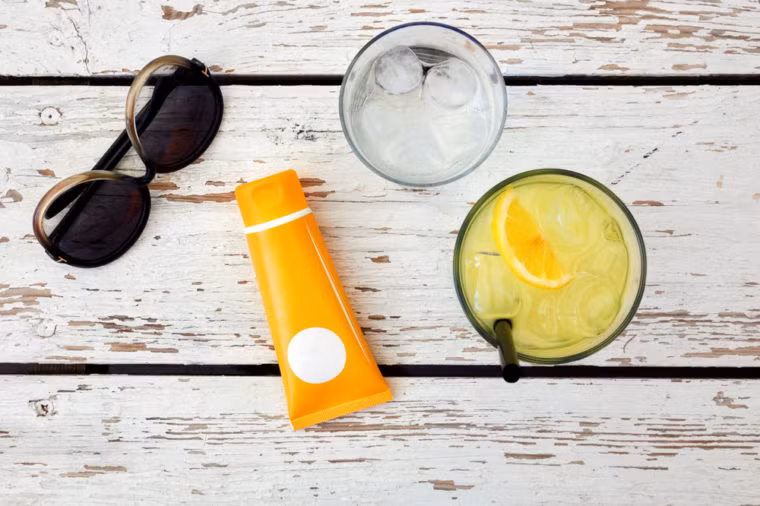 6. Kem chống nắng hết hạn Kem chống nắng sẽ mất hiệu lực ngay sau ngày hết hạn, vì vậy hãy kiểm tra ngày trên kem chống nắng trước mỗi mùa nắng và vứt bỏ những tuýp kem hết hạn nếu bạn không muốn vừa bị cháy nắng và vừa tăng nguy cơ ung thư da. Bạn có thể tham khảo những loại kem tốt nhất và hợp với da mình nhất từ bác sĩ hoặc chuyên gia tư vấn.