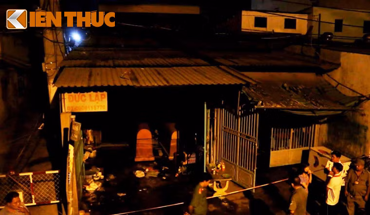Vụ cháy xảy ra tại trại hòm Đức Lập vào thời điểm khoảng 1h rạng sáng 12/3. "Lúc đó nhà ai cũng đang say ngủ thì nghe nhiều tiếng la cháy phía ngoài đường. Khi mọi người chạy ra thì phát hiện căn nhà, đồng thời là nơi kinh doanh trại hòm của vợ chồng chị Nguyễn Xuân Trang (26 tuổi) lửa bao trùm", anh Đình Thảo, một người hàng xóm kể lại.