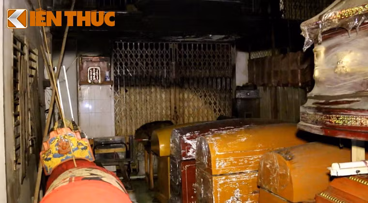 Nhiều người tìm mọi cách tiếp cận để chữa cháy, cứu người mắc kẹt nhưng bất thành do nhà khóa trái cửa bên trong. Nhận tin báo, hàng chục xe chữa cháy cùng rất nhiều Cảnh sát PCCC đến hiện trường để dập lửa. Sau khoảng 30 phút đám cháy đã được khống chế...