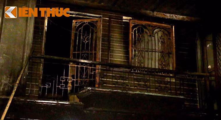 "Chị Trang cùng 2 đứa con gái sinh đôi 5 tuổi nằm chết cạnh nhau trên gác, phía dưới nhà là thi thể anh Nguyễn Xuân Trí (23 tuổi) em của chị Trang. Lúc đưa thi thể các nạn nhân ra ngoài, ai chứng kiến cũng bàng hoàng, đau đớn", người dân địa phương kể lại.