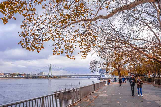 Phố đi bộ dọc bờ sông Rhein, thành phố Koln