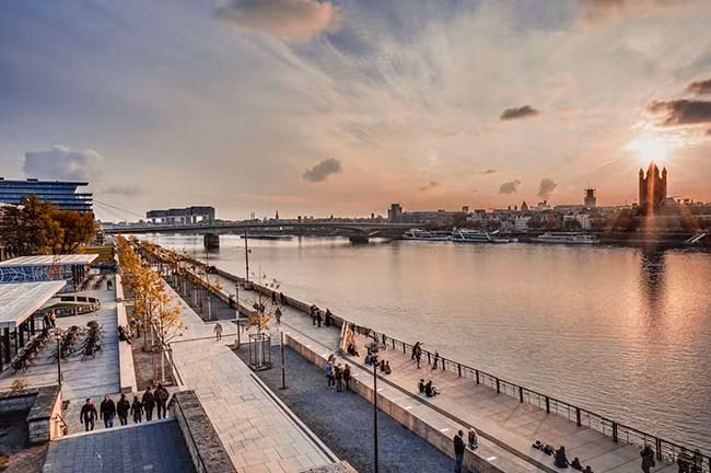 Hoàng hôn trên dòng sông Rhein, một trong các những con sông lớn và quan trọng nhất châu Âu