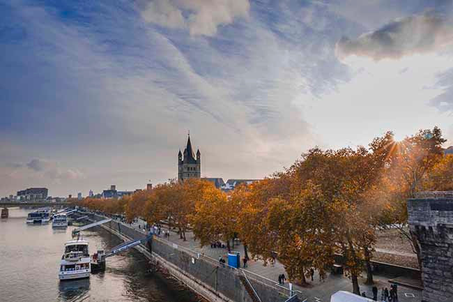 Bên bờ sông Rhein, hàng chục con thuyền chờ đón khách đi tham quan thành phố trước khi hoàng hôn buông xuống