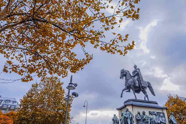 Bức tượng vua Frederick William III nổi tiếng tại thành phố Koln nổi bật trên nền trời thu