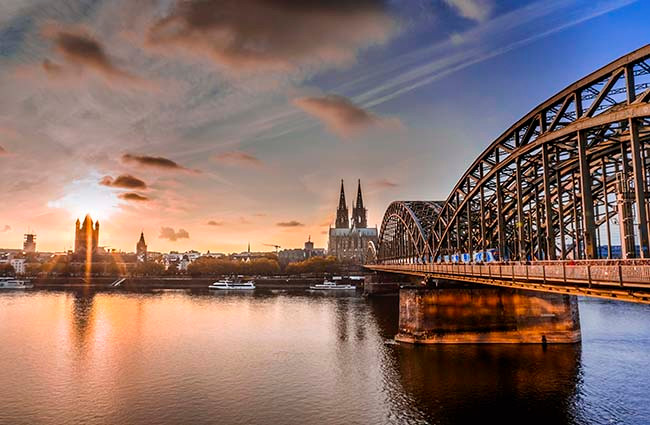 Hoàng hôn buông xuống thành phố 2.000 năm tuổi