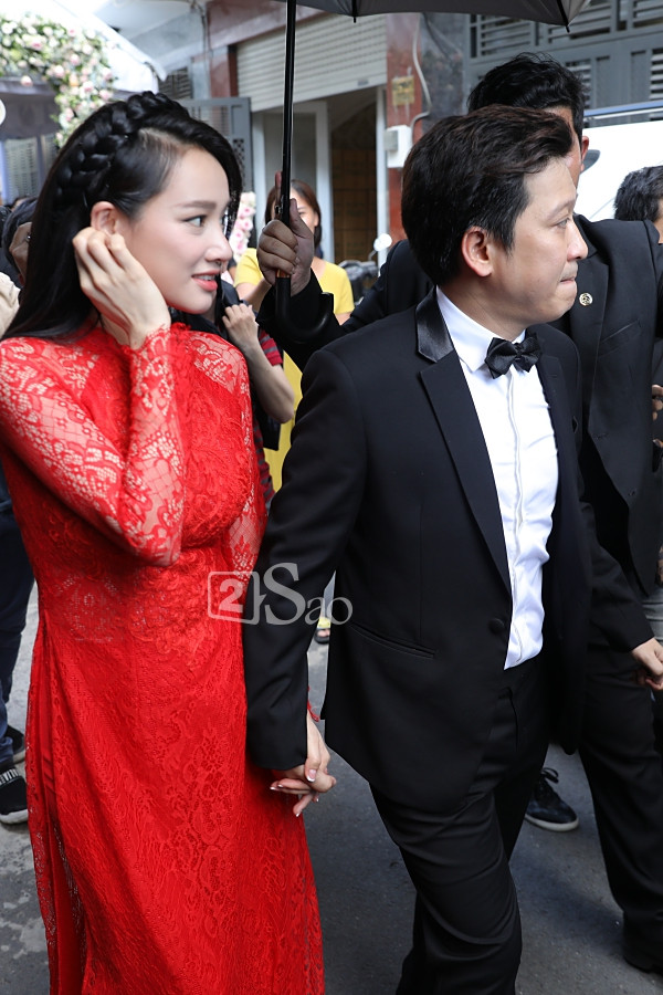 Ở những tấm hình chưa qua chỉnh sửa, có thể thấy vòng 2 của mỹ nhân họ Trần lớn hơn so với bình thường. Điều này càng có cơ sở để người hâm mộ khẳng định cô đang mang thai con đầu lòng cho danh hài xứ Quảng.